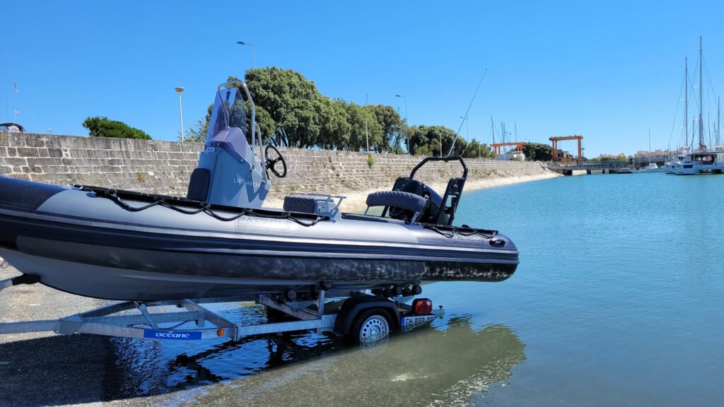3D Tender Patrol 550 sur remorque Océane à la mise à l’eau, port des Minimes