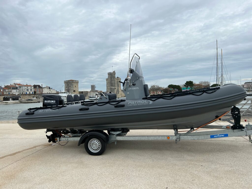 3D Tender Patrol 600 sur remorque Océane devant les tours de La Rochelle