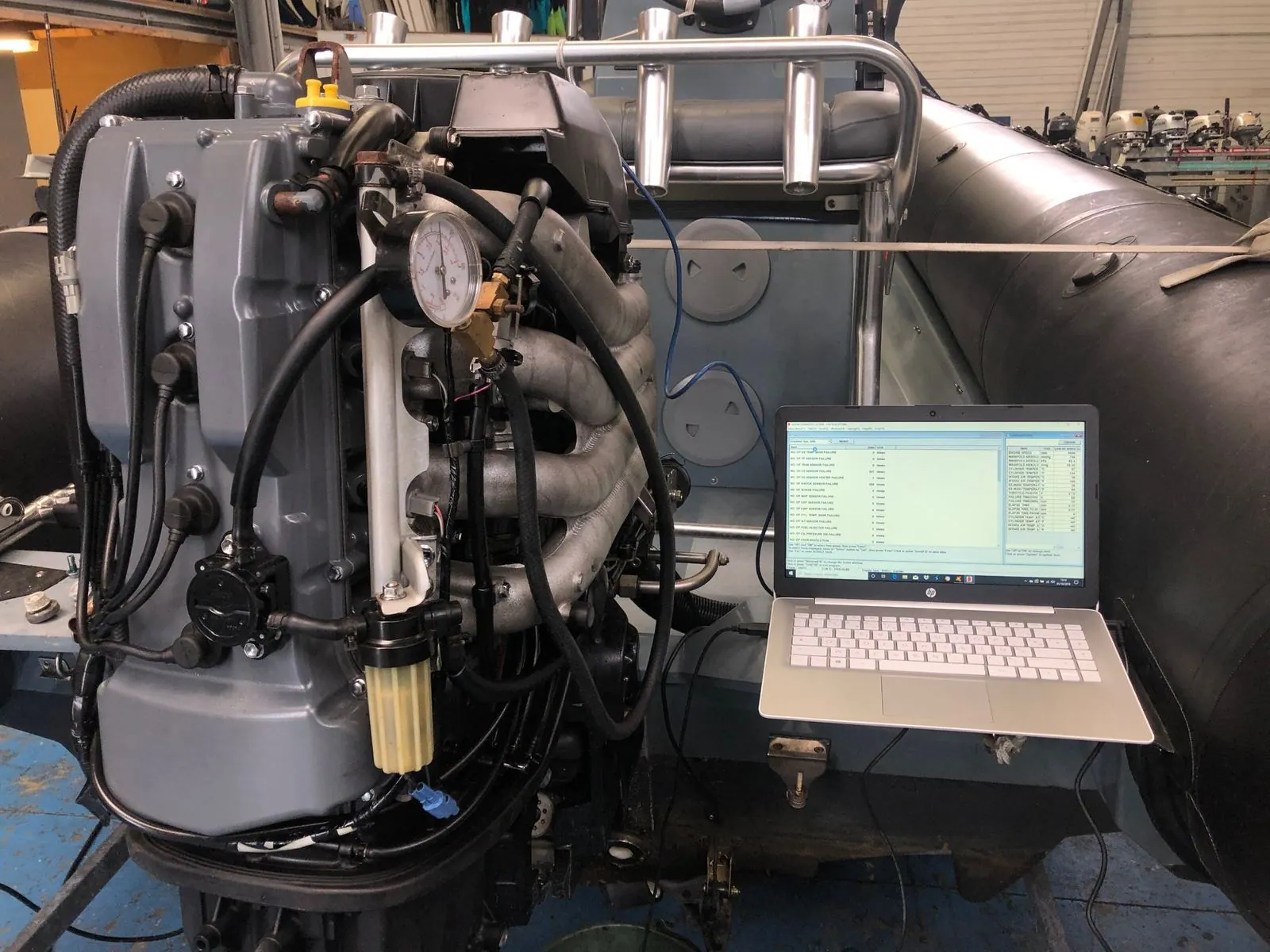 Diagnostic d'un moteur Suzuki à l'atelier Nautique Services