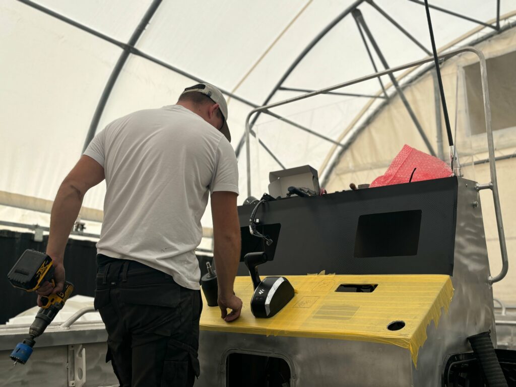 Perçage et pose de la commande Suzuki sur une console, atelier Nautique Services