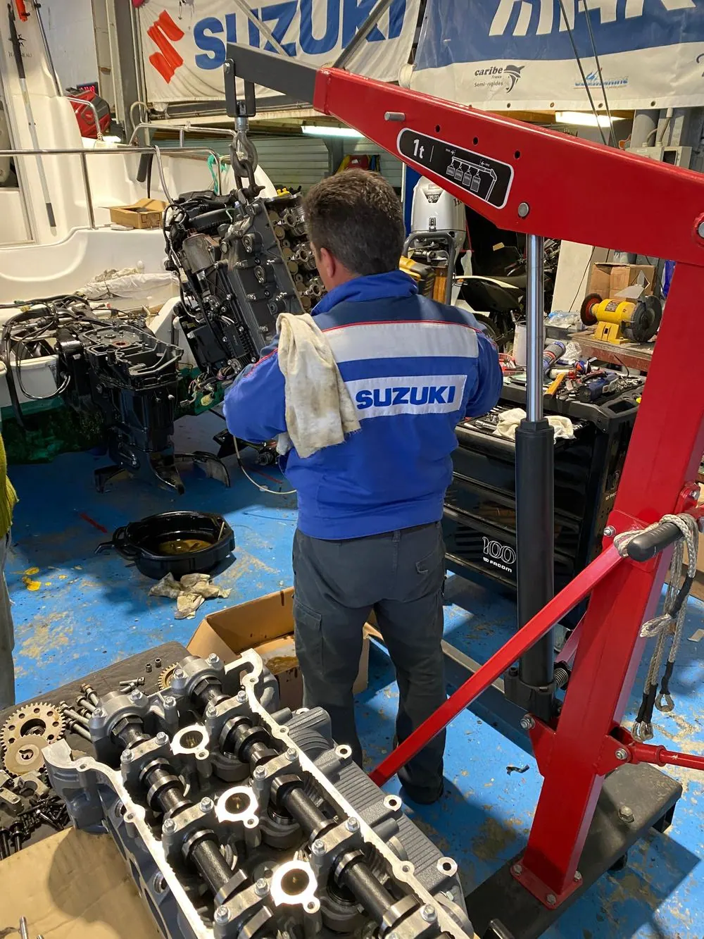 Technicien Suzuki de Nautique Services en intervention sur un moteur