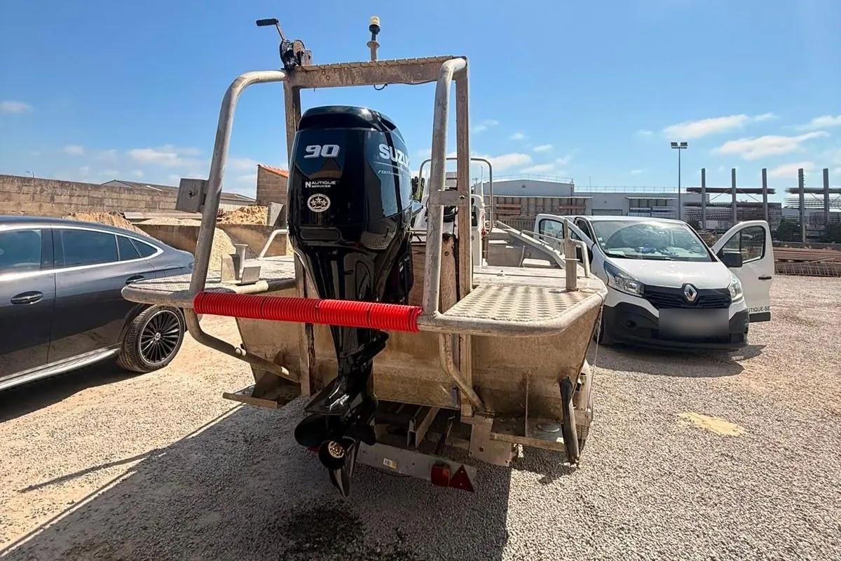 Camion atelier Nautique Services à côté d'un bateau sur remorque équipé d'un Suzuki 90 cv