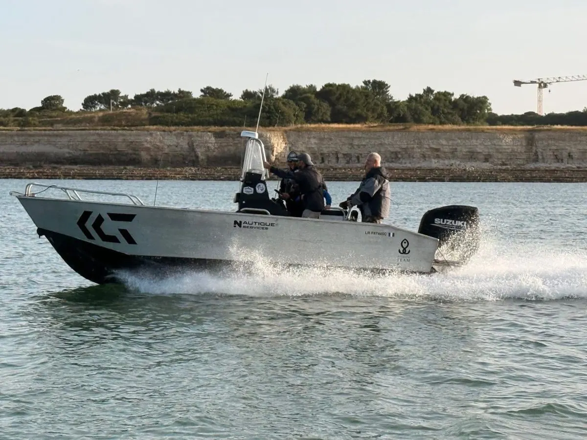Coque aluminium de Christophe Lhamas en navigation, moteur Suzuki, logo Nautique Services