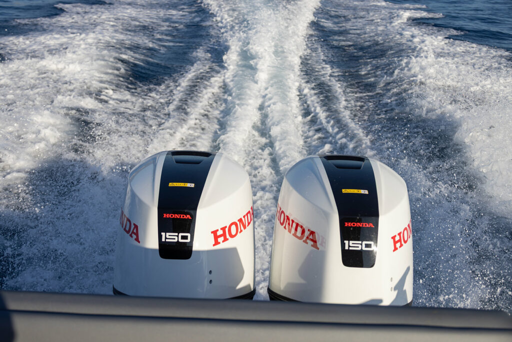 Deux moteurs hors-bord Honda BF150 en navigation