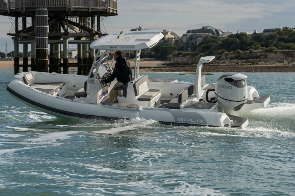 Gala Viking V7 et moteur Suzuki DF300 devant la plage des Minimes, La Rochelle