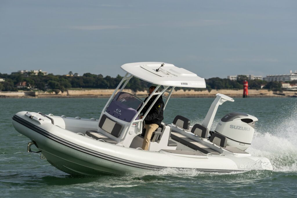 Gala Viking V7 et moteur Suzuki DF300 devant la tour Richelieu, La Rochelle