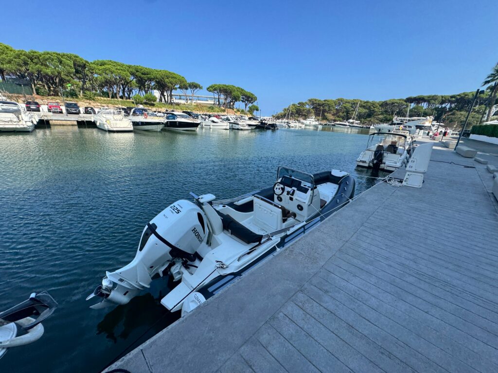 Semi-rigide motorisé Honda 225 livré par Nautique Services au port d’Aro, en Espagne