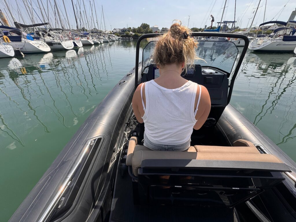 Prise en main d’un semi-rigide à la livraison au port de Port-la-Forêt, en Bretagne