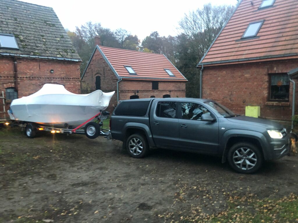 Bateau protégé par cocoonage livré sur sa remorque en Pologne