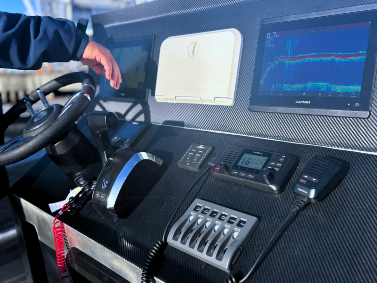 Détail d’un montage Nautique Services : sondeur Garmin, VHF, flaps Lenco et tableau électrique