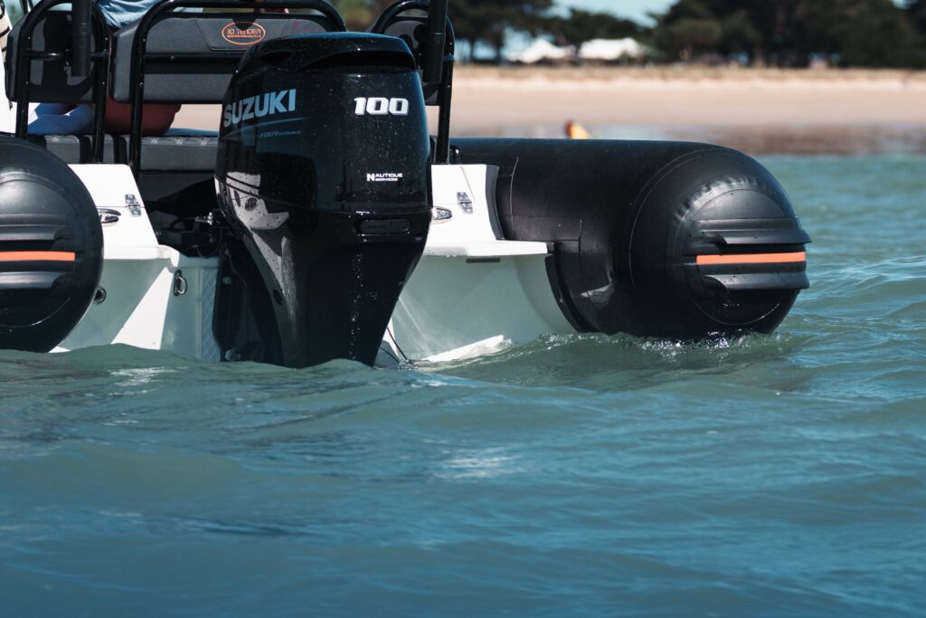 Moteur Suzuki DF100 monté par Nautique Services sur un semi-rigide 3D Tender
