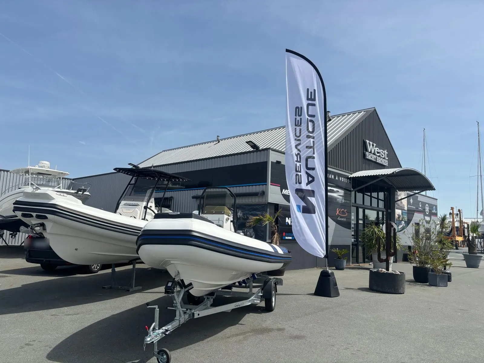 Parc de vente Nautique Services au port des Minimes