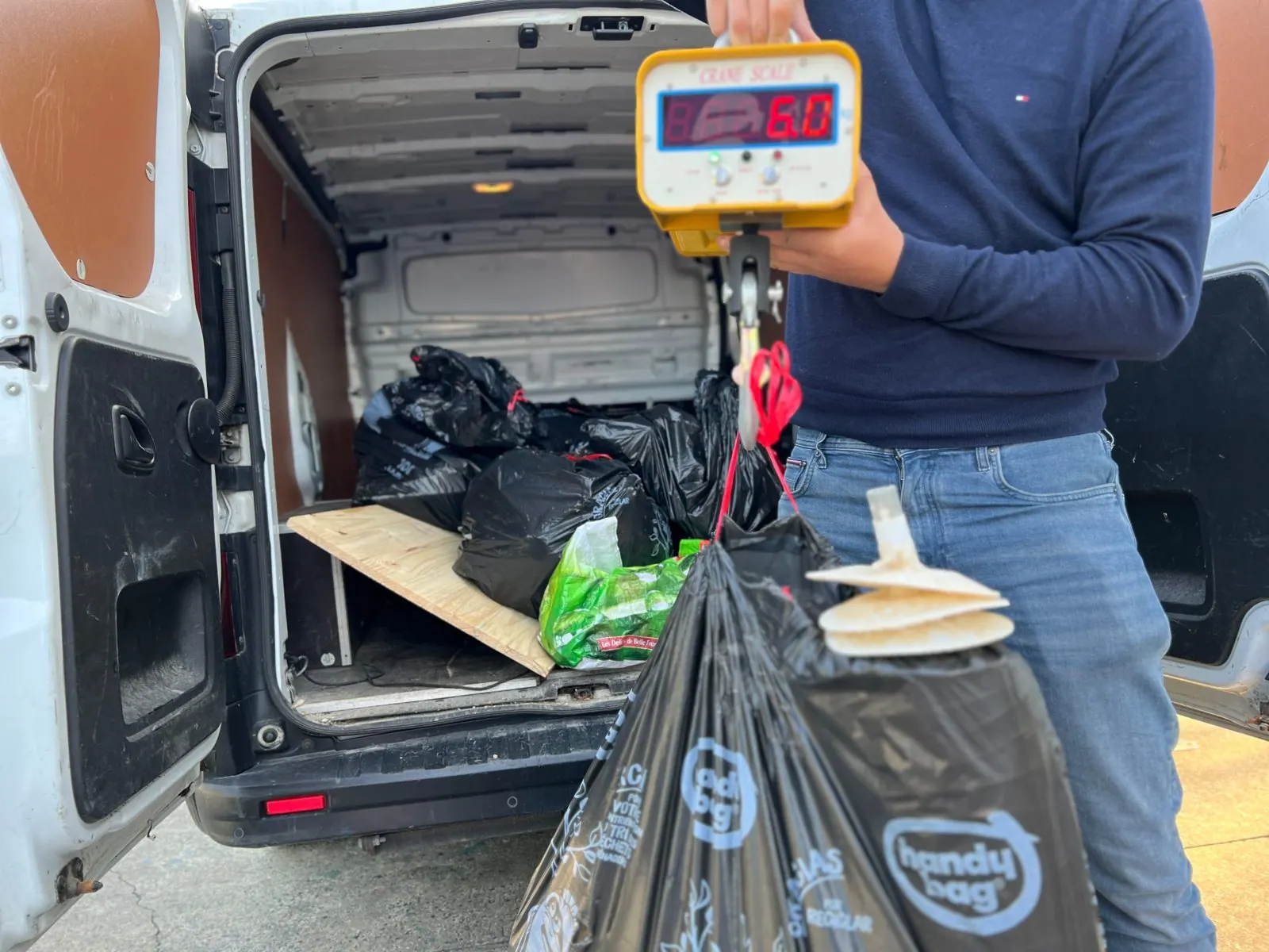 Opération de ramassage de déchets Suzuki Clean Ocean Project avec Nautique Services, plage d’Aytré