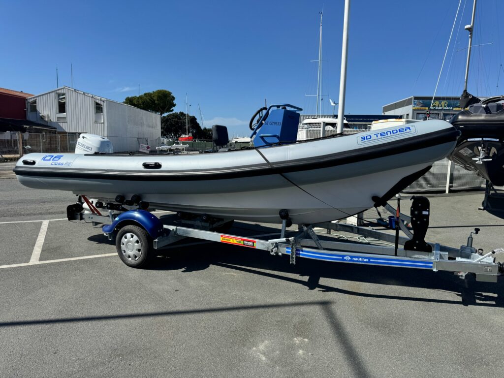 Semi-rigide 3D Tender iQ6 Class RIB et Suzuki sur remorque Nautilus
