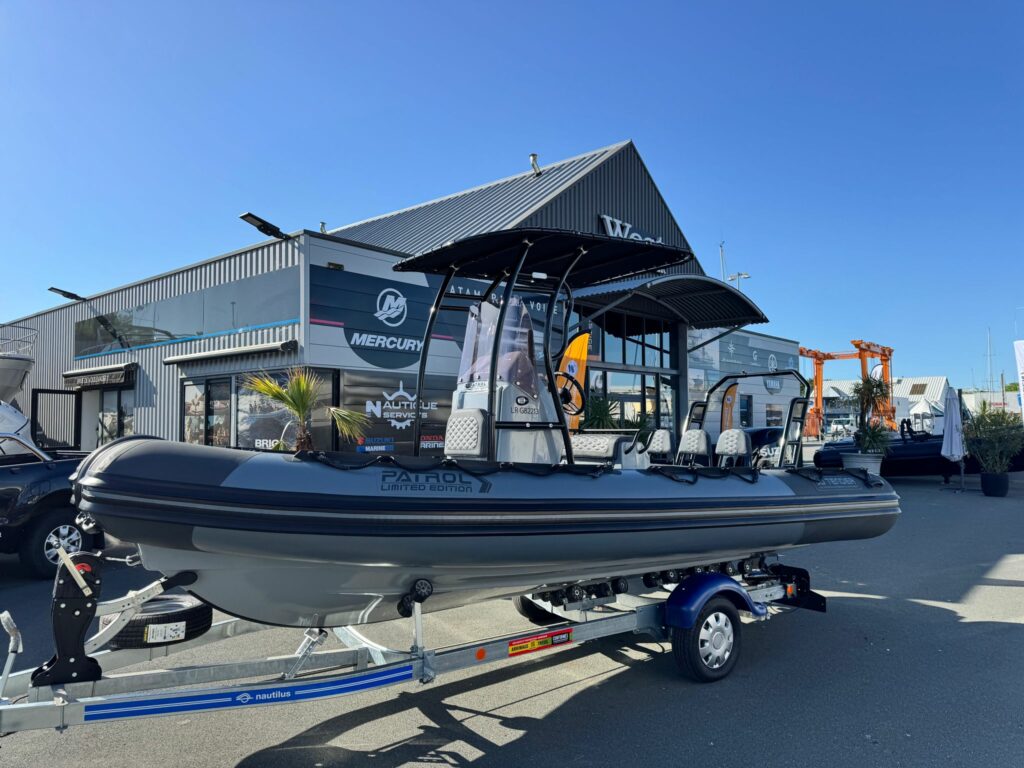 3D Tender Patrol Limited Edition sur remorque Nautilus devant la concession Nautique Services, La Rochelle
