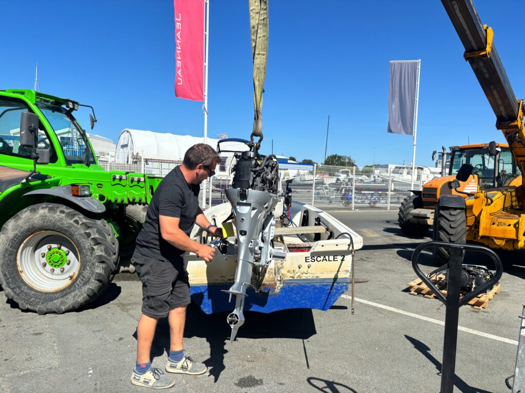 Pendant : montage du nouveau Honda BF30 par un technicien Nautique Services