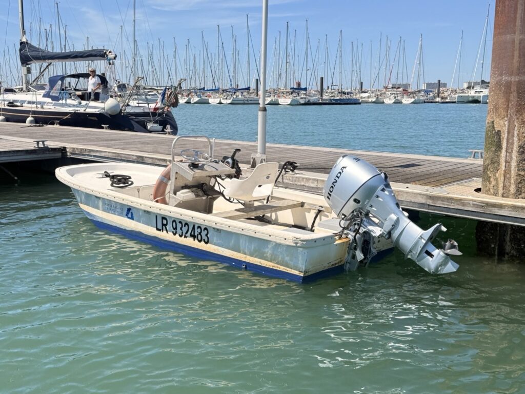 Après : bateau d’accueil du port de plaisance de La Rochelle avec son nouveau Honda BF30