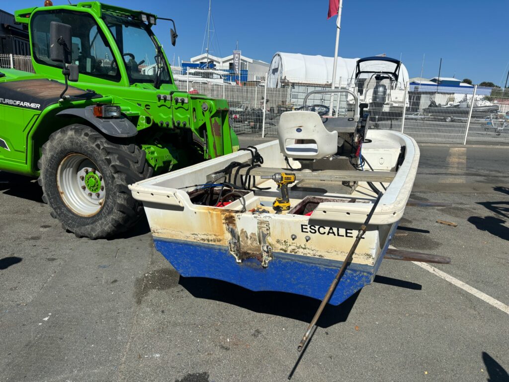 Avant : bateau d’accueil Escale du port de plaisance de La Rochelle, ancien Honda BF30 déposé