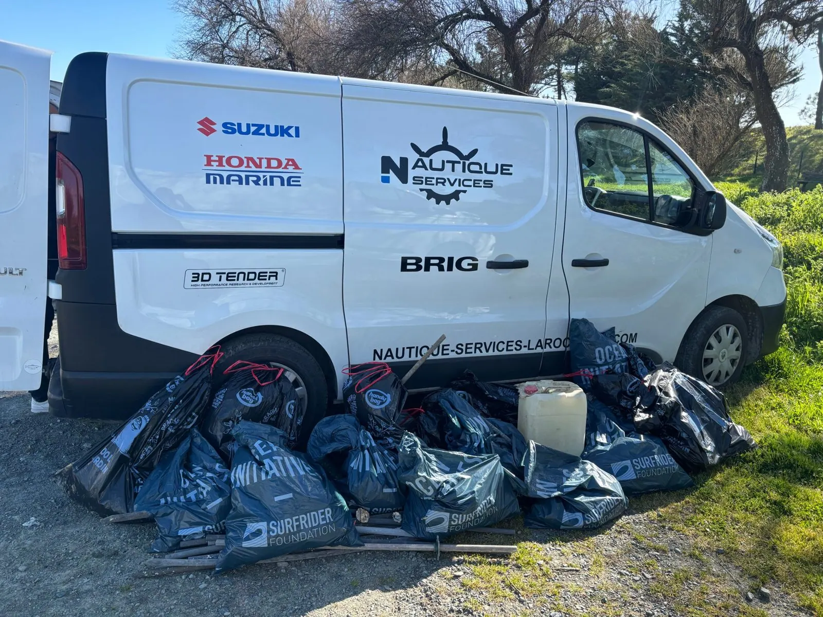 Sacs de déchets collectés devant le camion Nautique Services
