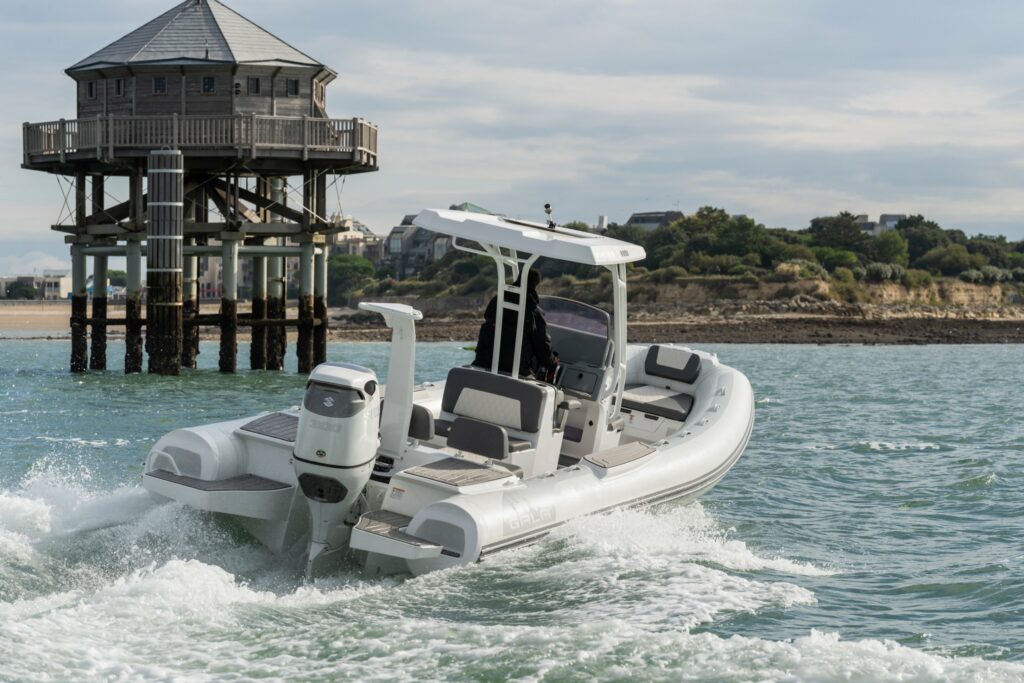 Semi-rigide Gala Viking V7 avec moteur Suzuki DF300 devant le phare du Bout du Monde, La Rochelle