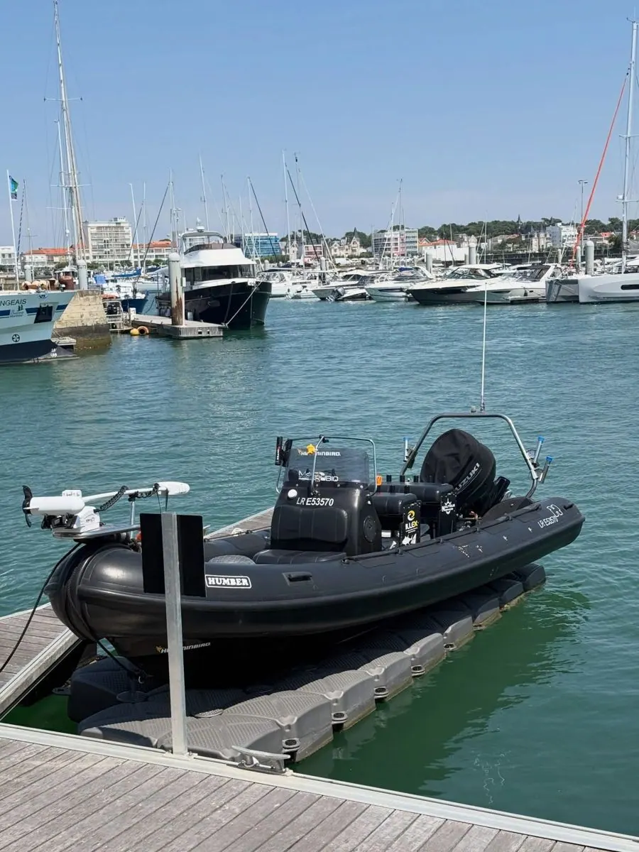 Semi-rigide noir de Marc Rubio au ponton à Royan, moteur Suzuki et électronique Humminbird