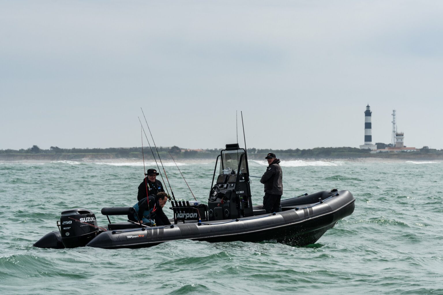 Tarpon Pro DV70 et Suzuki DF250 monté par Nautique Services, en pêche devant le phare de Chassiron