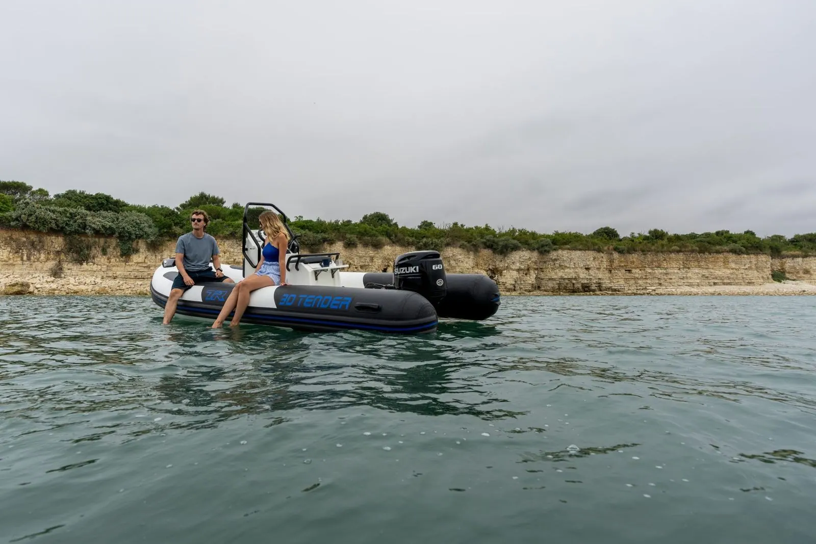 3D Tender TR54 au mouillage au pied des falaises, Charente-Maritime