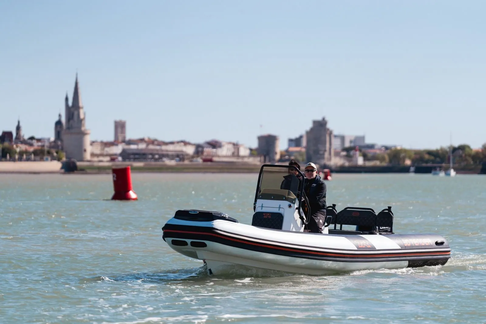 3D Tender TR6 devant les tours de La Rochelle