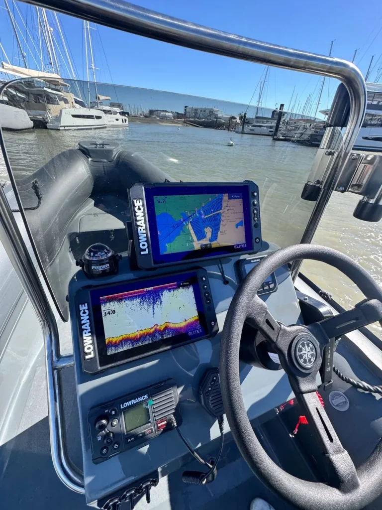 Console avec sondeur GPS Lowrance Elite posé par l’atelier Nautique Services